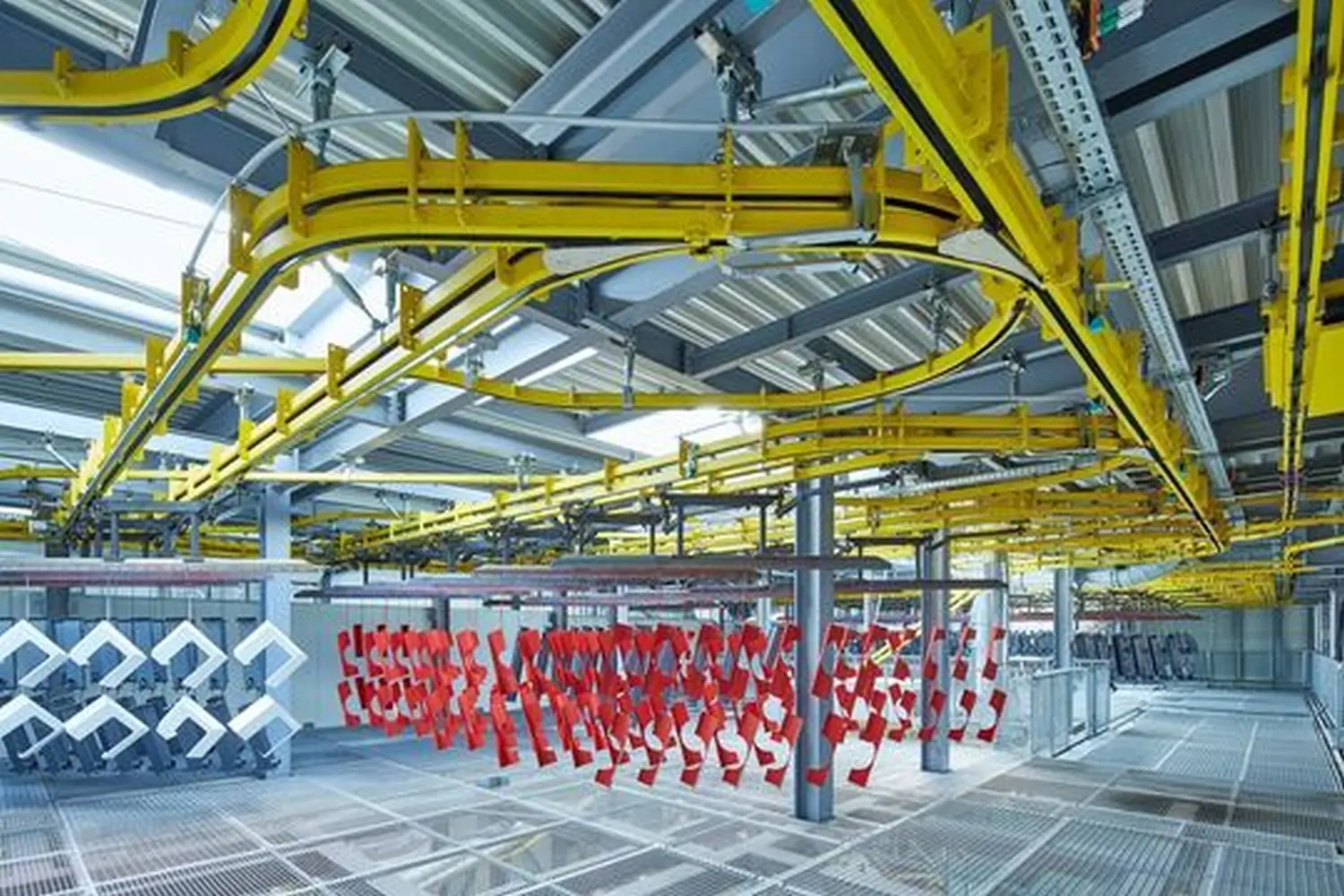 HCT Site Management - Lagerlogistikartikel, die am Band hängen